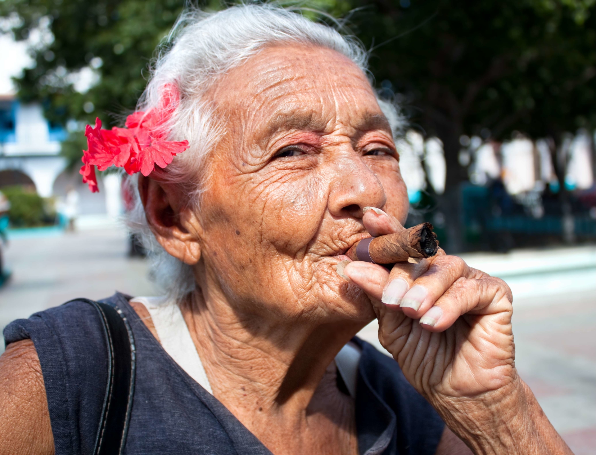 femme-cubaine-fume-cigare