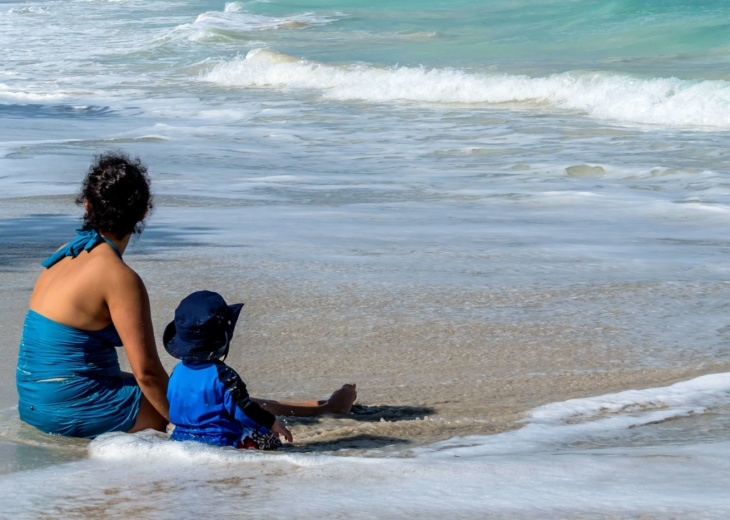 mere-enfant-plage-cuba