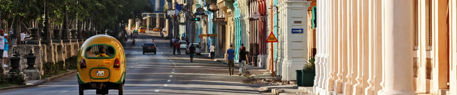 rue-la-havane-coco-taxi-cuba