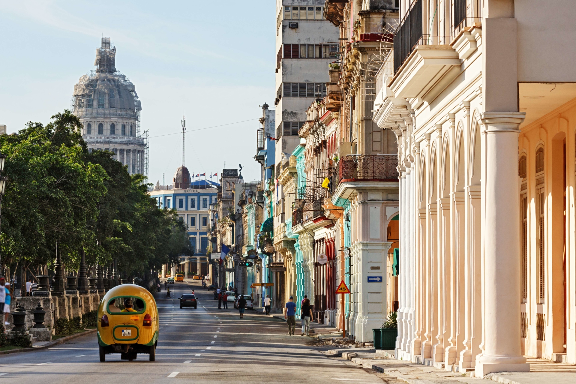 rue-la-havane-coco-taxi-cuba