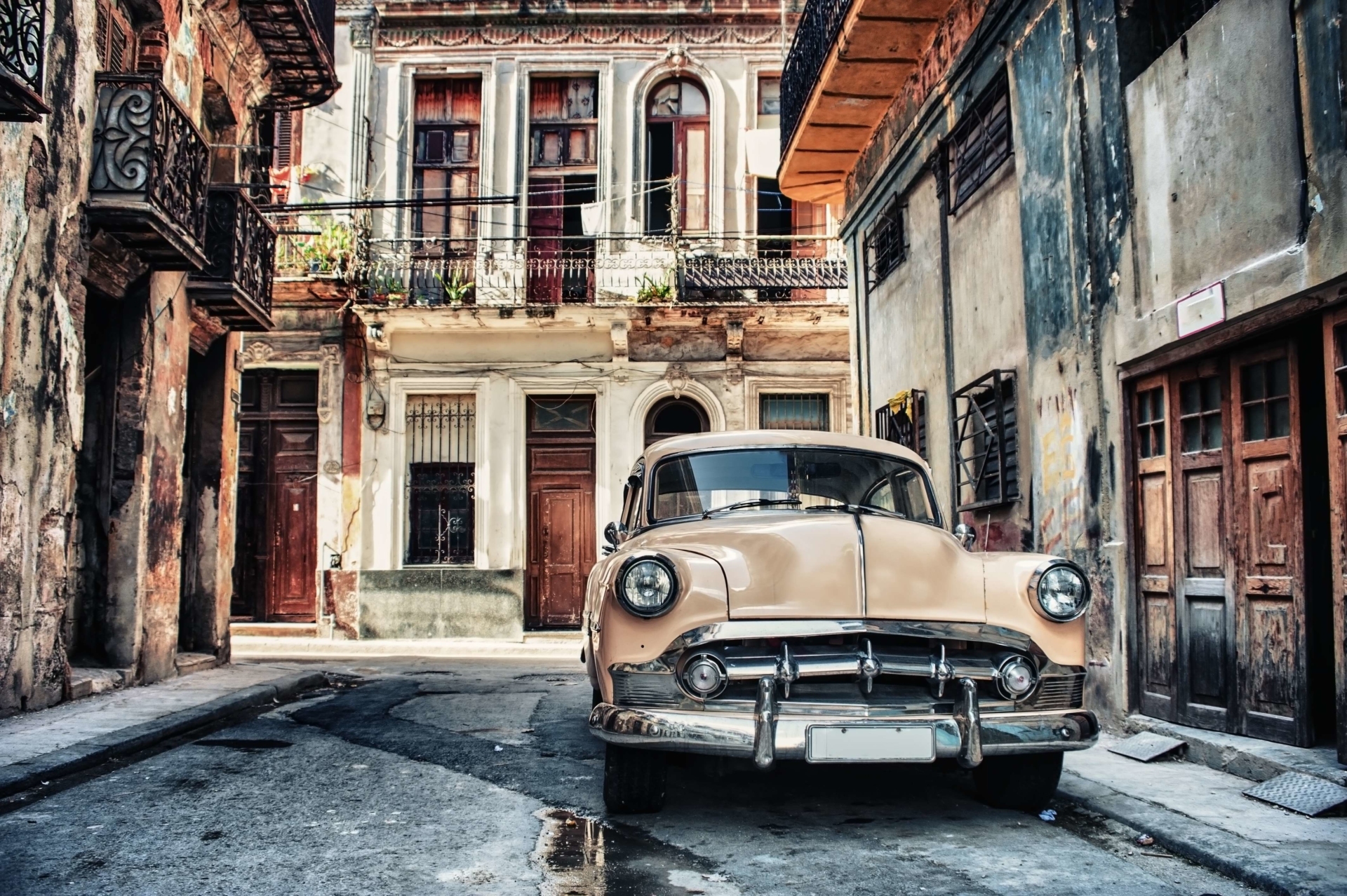 vieille-americaine-garee-cuba