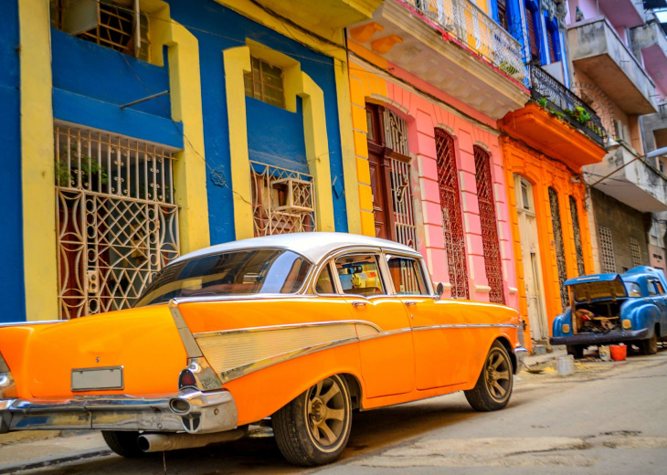 voiture-jaune-americaine-la-havane-cuba