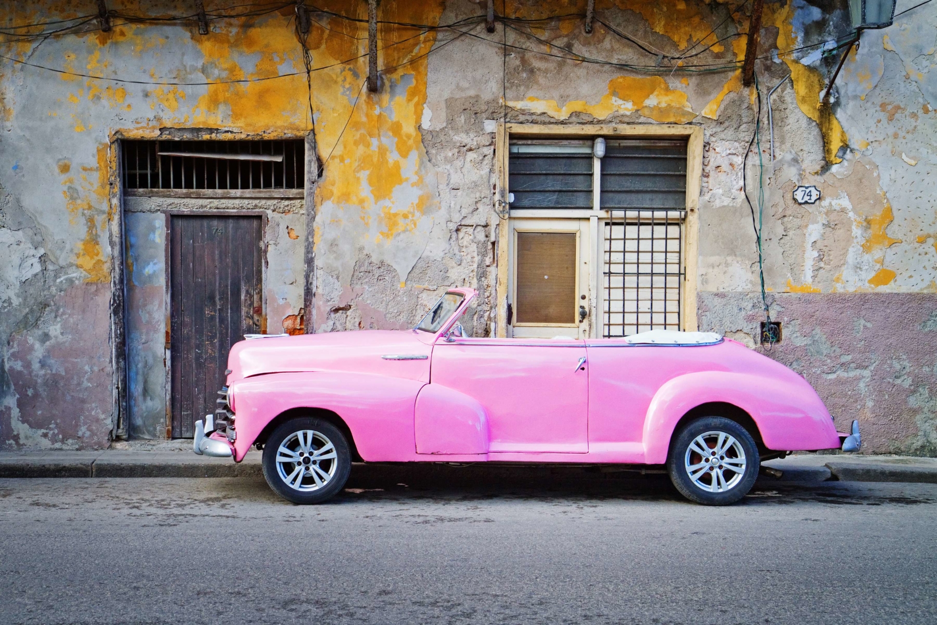 voiture-rose-americaine-la-havane-cuba